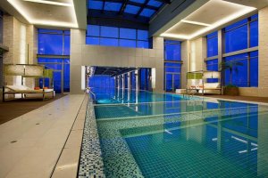 Holiday-Inn-Shanghai-Pudong-Kangqiao-cantilever-swimming-pool.jpg
