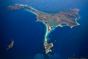 Playa-de-ses-Illetes-nahoditsya-na-ostrove-Formentera.jpg