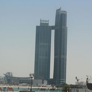 Абу-Даби необычный небоскреб